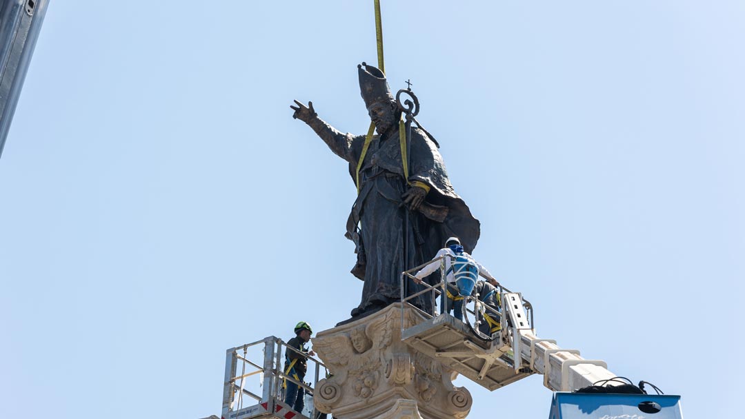 Sant’Oronzo torna nel cielo di Lecce.